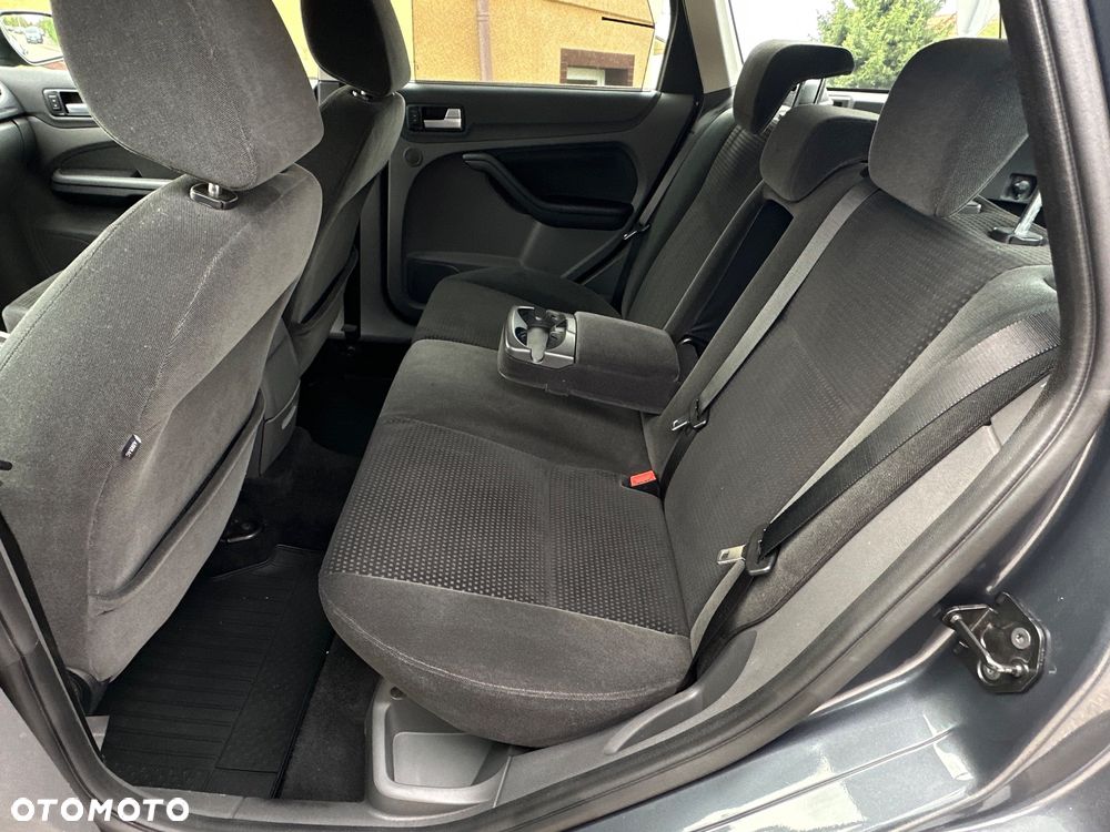 Ford Focus 1.6 Ghia - 19