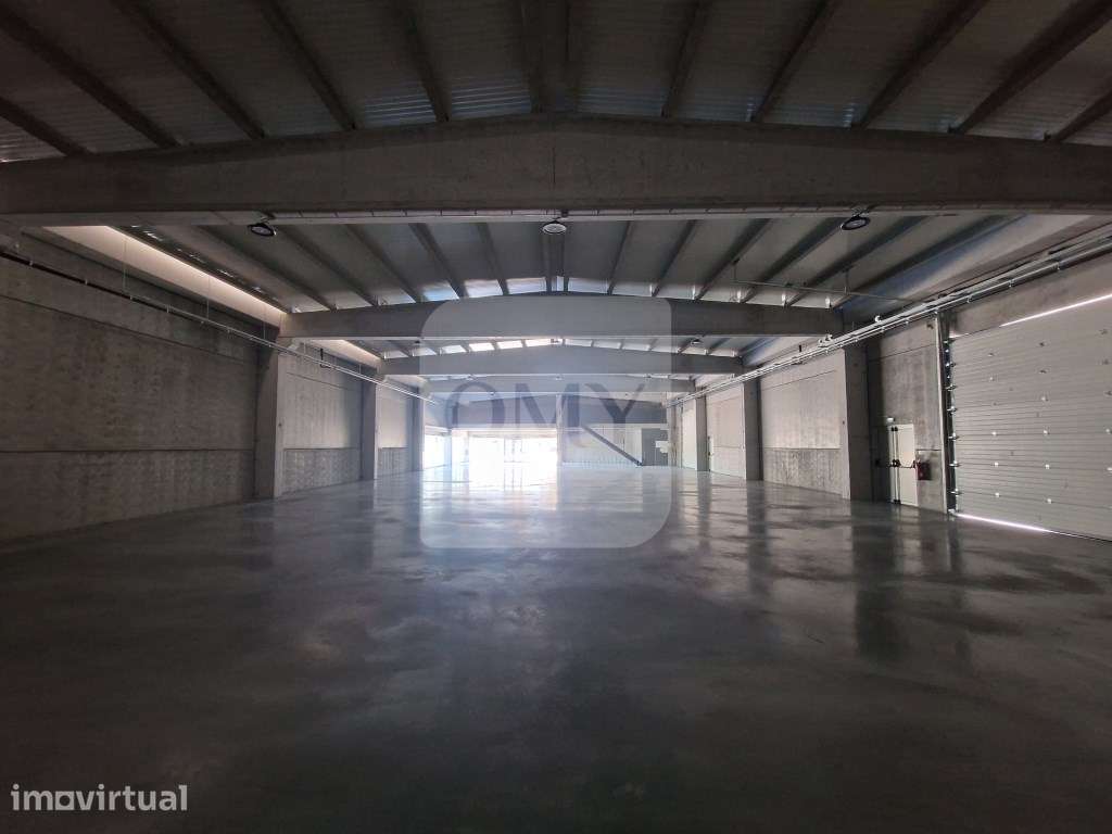 Armazém novo com 2 pisos e cais junto à Zona Industrial de Vila Real - Grande imagem: 3/18