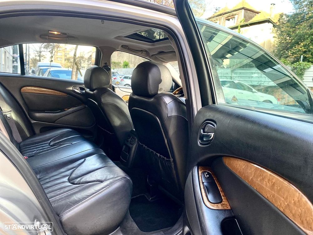 Jaguar S-Type 3.0 V6 Executive Auto. - 34