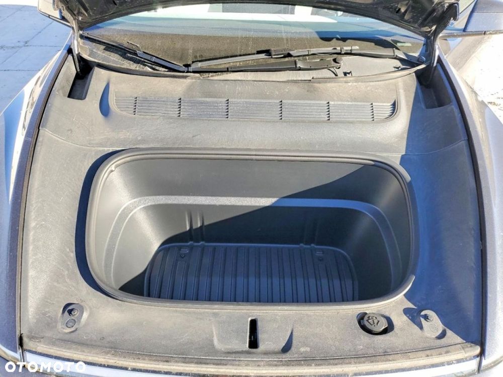 Tesla Model Y - 12