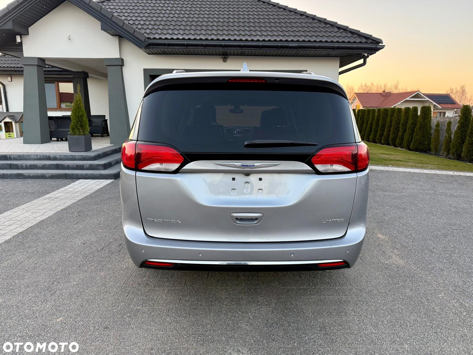 Chrysler Pacifica - 11