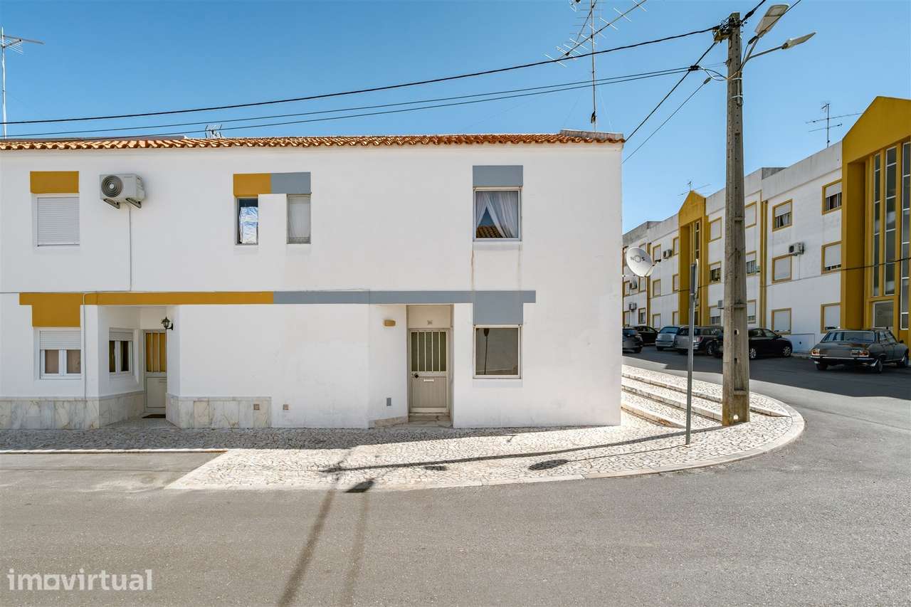 Moradia T4 de gaveto com quintal e garagem na Quinta Augusta, Vila Viç - Grande imagem: 4/35