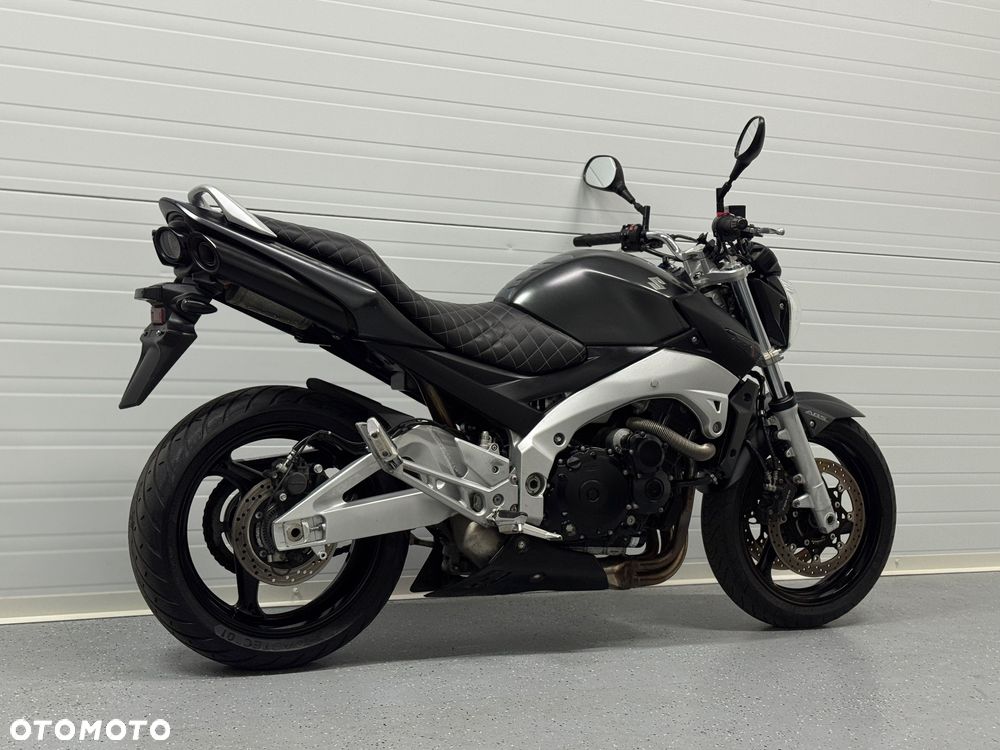 Suzuki GSR - 3
