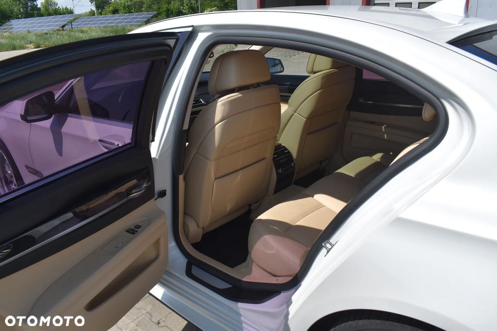 BMW i7 - 14