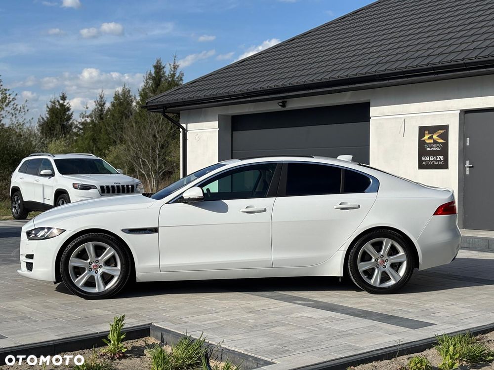 Jaguar XE 25t Prestige - 4
