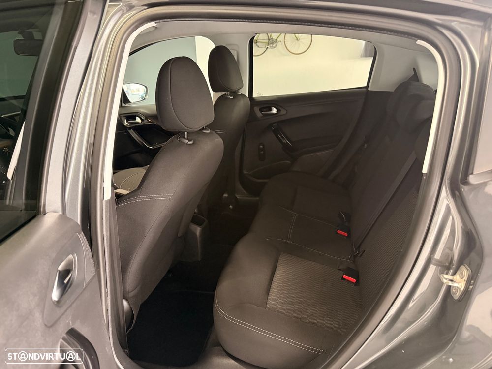 Peugeot 208 1.2 PureTech Style - 19