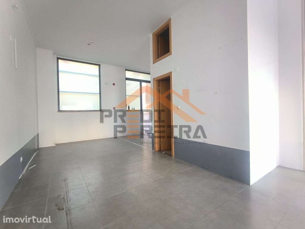 Loja na Quinta do Conventinho, Santo António dos Cavaleiros. - Grande imagem: 3/10