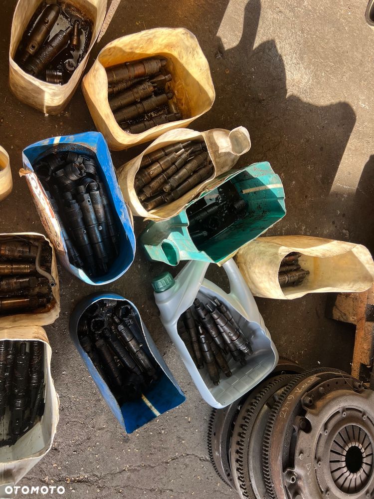 Wtryskiwacze paliwa różne mam Mercedes Volvo - 8