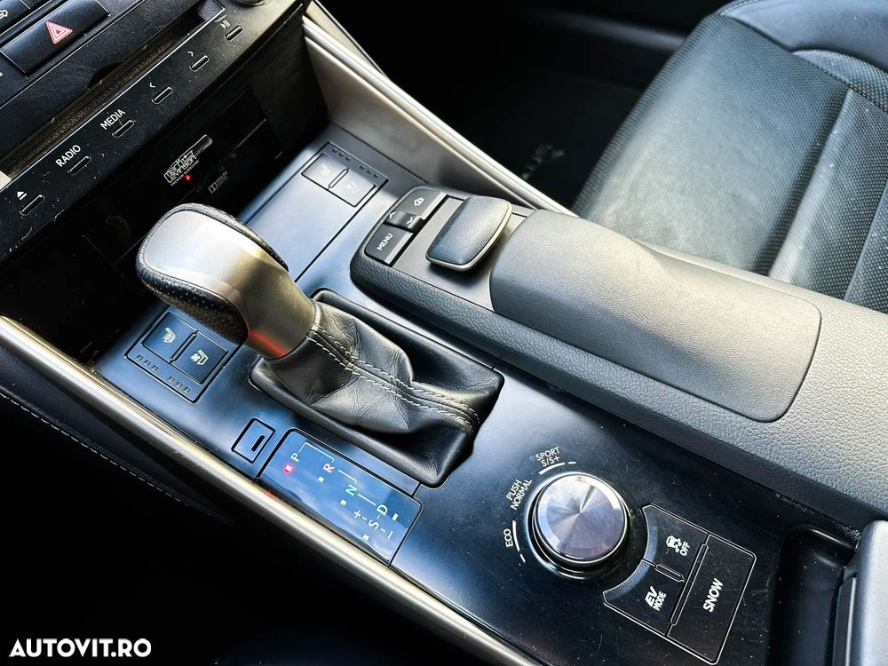 Lexus Seria IS 300h F Sport - 17