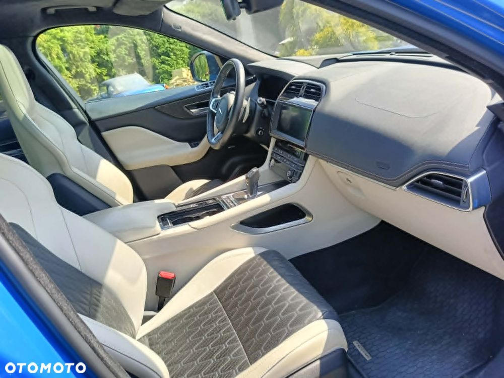 Jaguar F-Pace P550 AWD SVR - 15