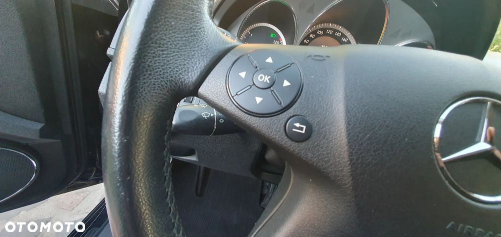 Mercedes-Benz Klasa C 180 CGI Automatik BlueEFFICIENCY Avantgarde - 23