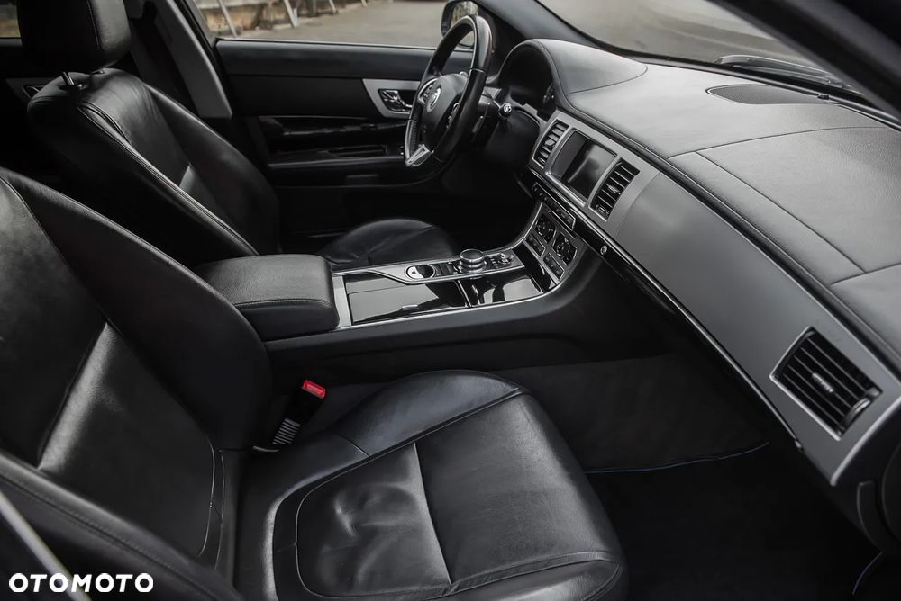Jaguar XF 2.2 D Luxury - 32