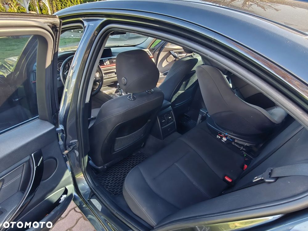 BMW Seria 3 320d Sport Line - 12