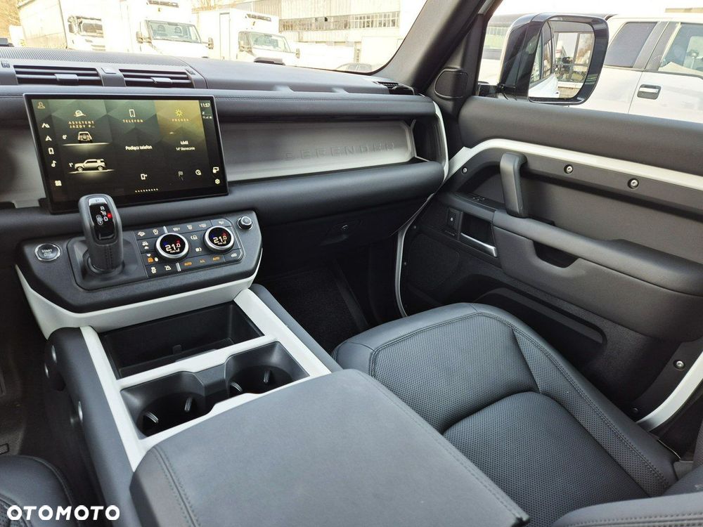 Land Rover Defender - 24