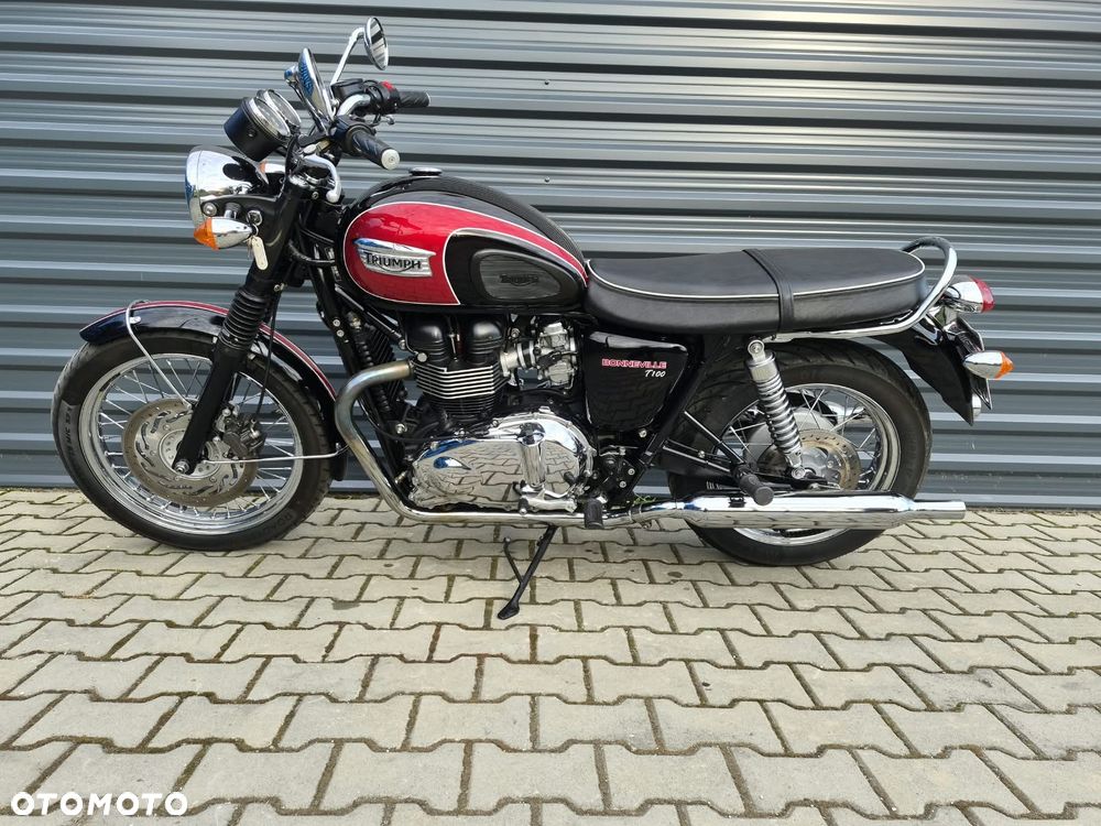 Triumph Bonneville - 4