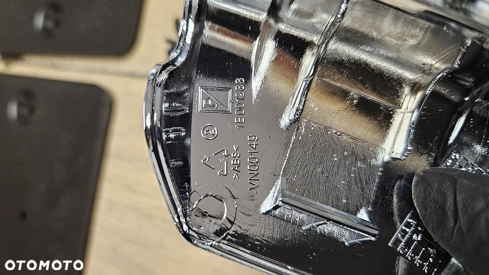 Mocowanie tablicy osłona nakładka chrom śruby Vespa - 6