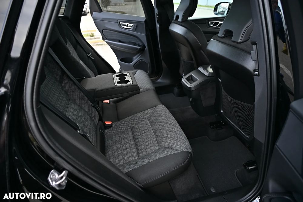 Volvo XC 60 B4 MHEV AT AWD Ultimate Dark - 19