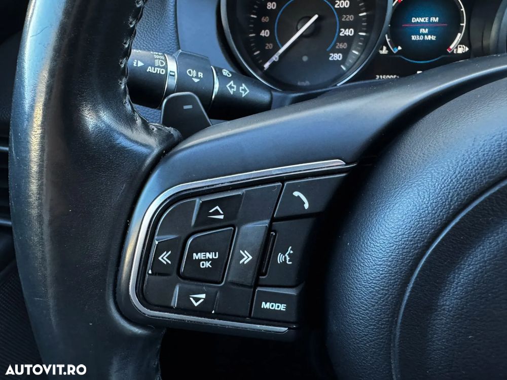 Jaguar XE 2.0 Prestige - 28