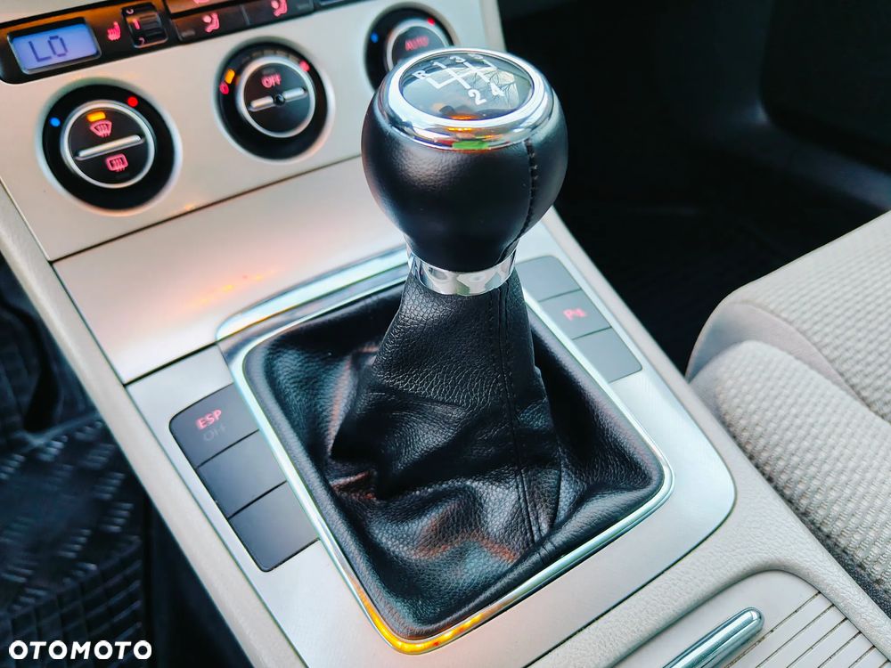 Volkswagen Passat 1.6 Comfortline - 28