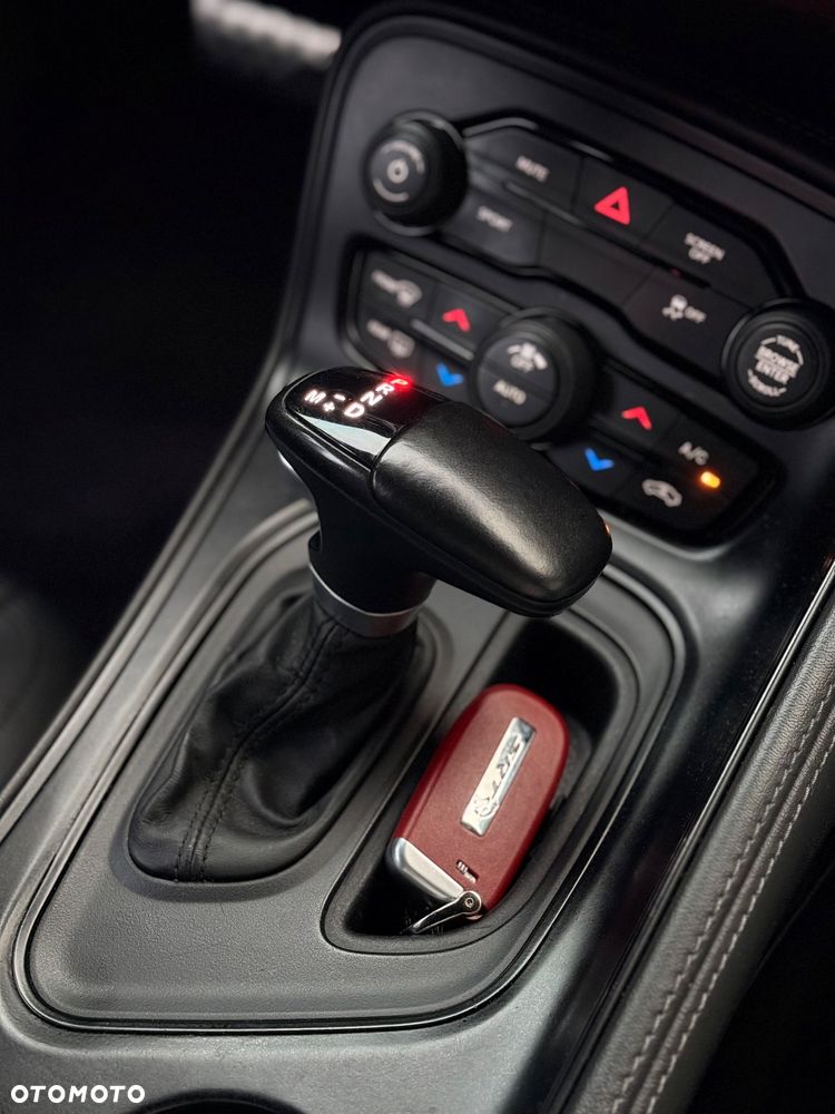 Dodge Challenger - 12