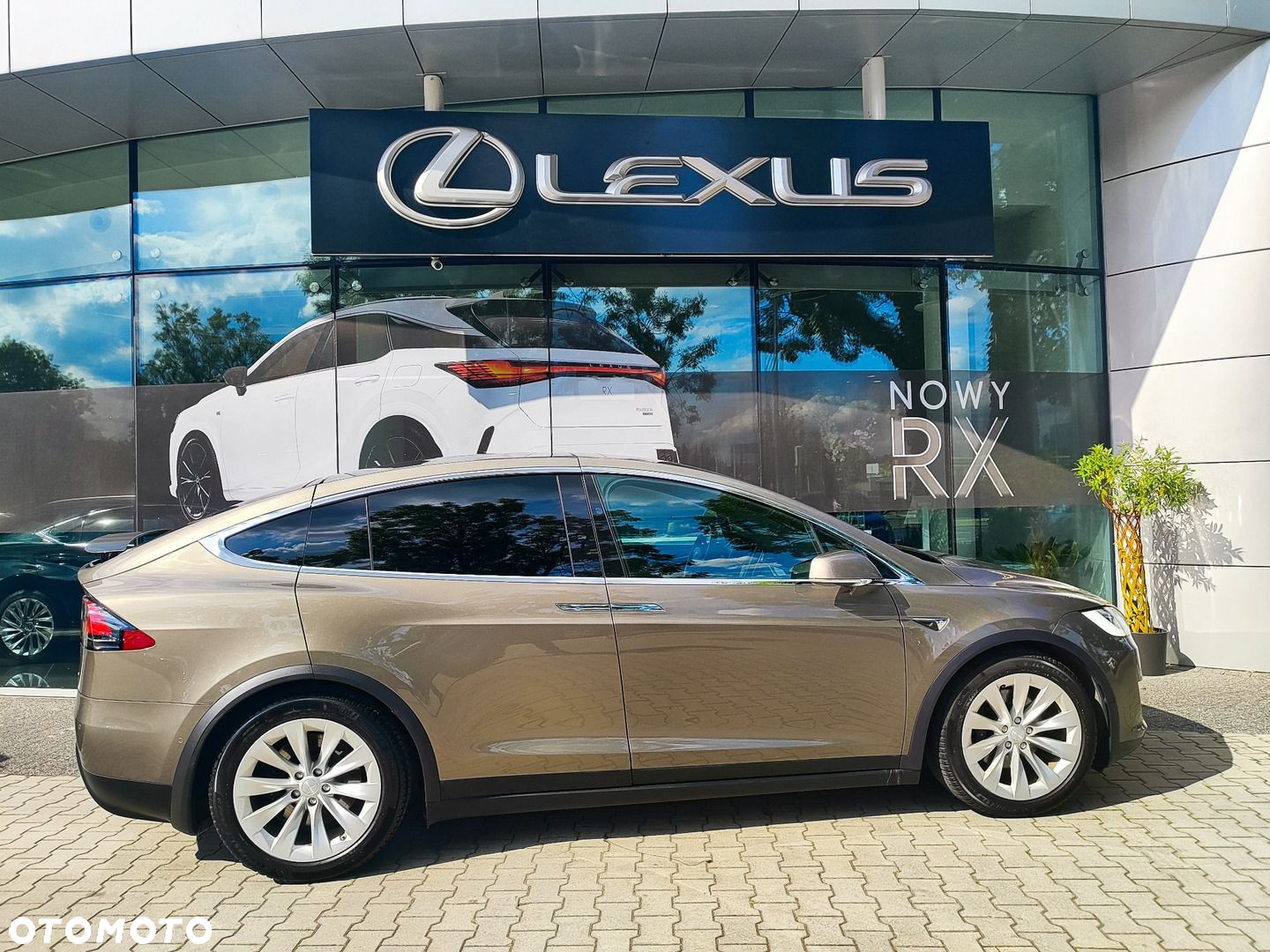 Tesla Model X 90 D - 12