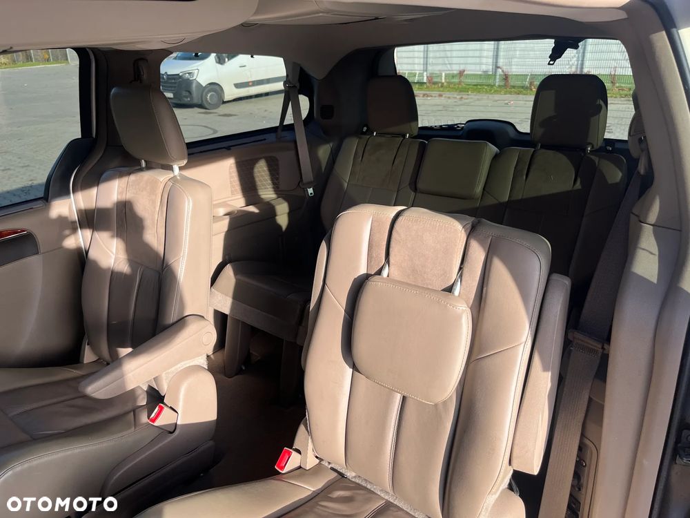 Chrysler Town & Country 3.6 Limited - 13