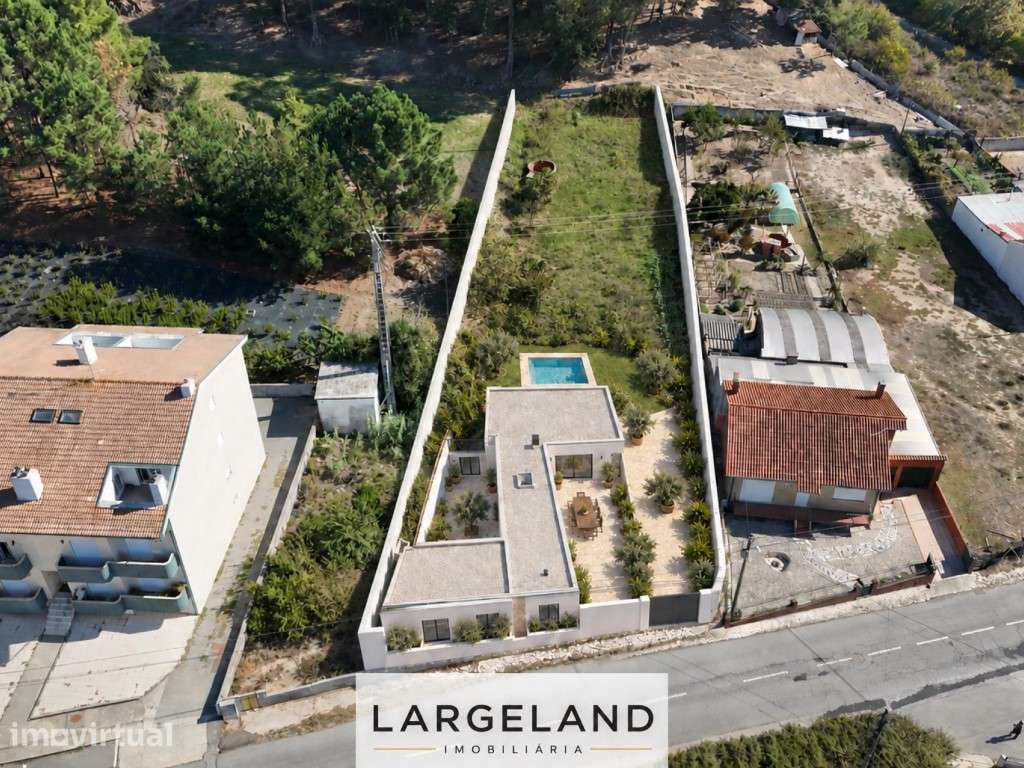 Casa para Recuperar com Terreno Urbano de 3.000 m² em Oliveirinha - Grande imagem: 3/7