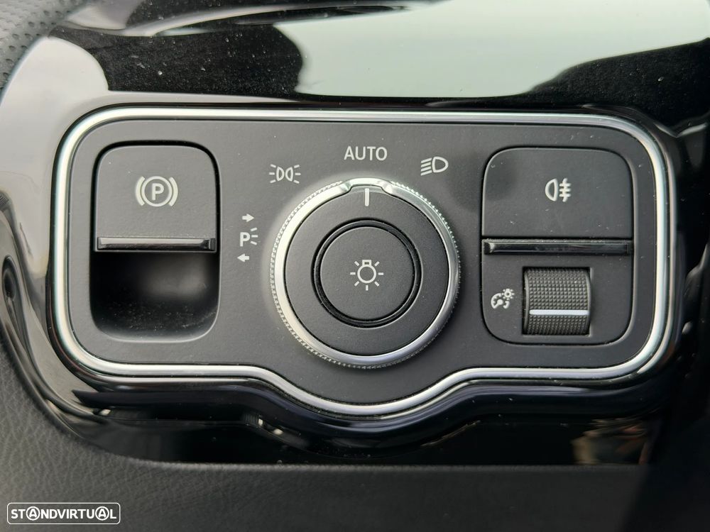 Mercedes-Benz A 250 e 8G-DCT AMG Line - 22