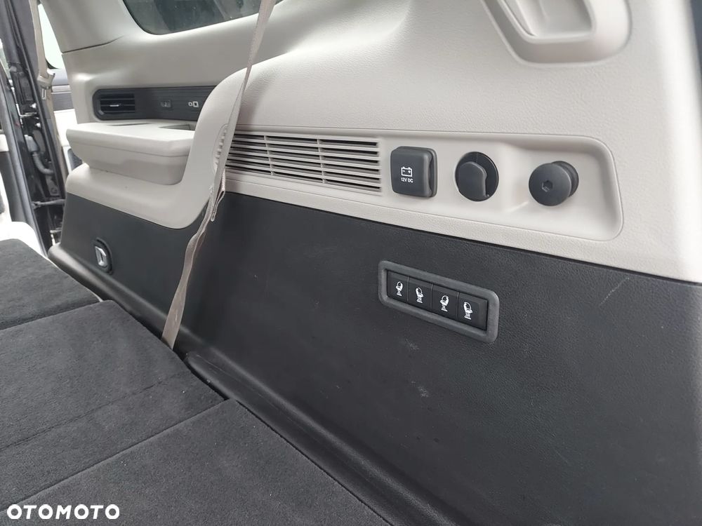 Jeep Wagoneer - 29