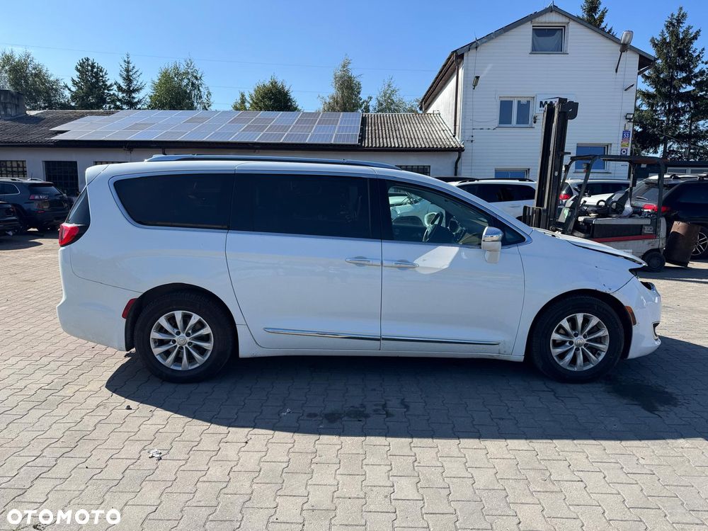 Chrysler Pacifica - 6
