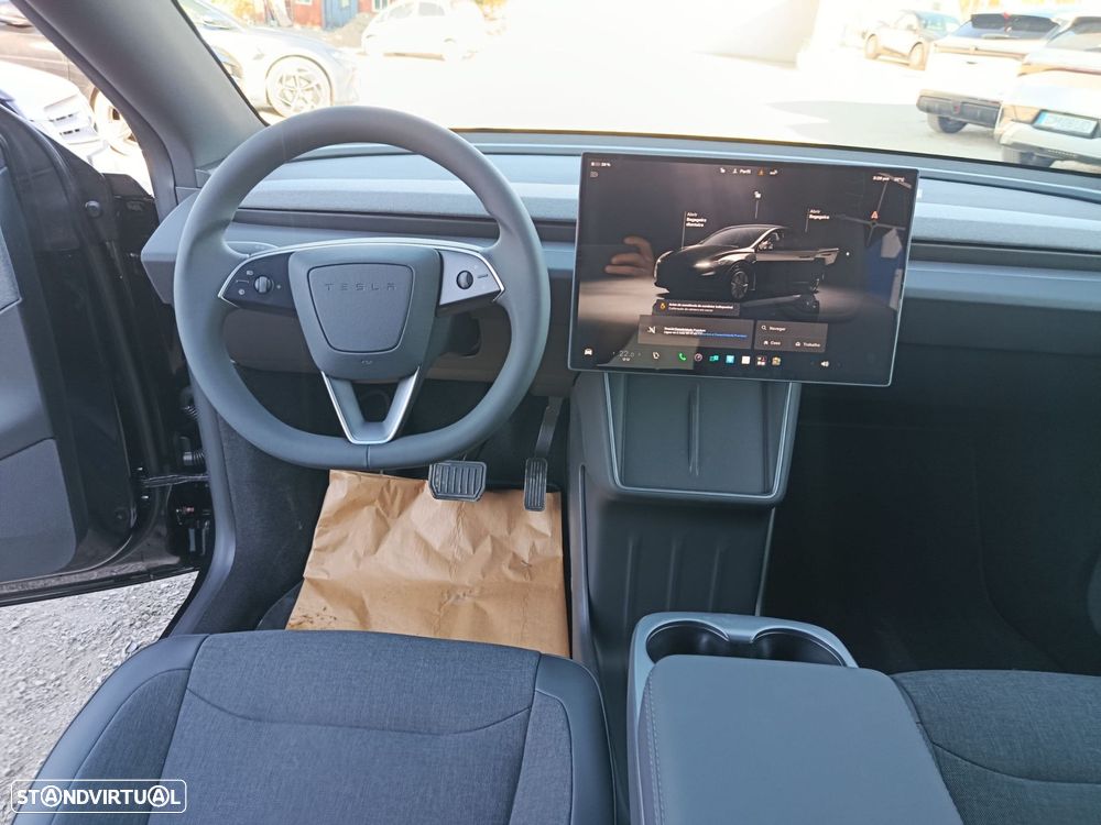 Tesla Model Y - 11
