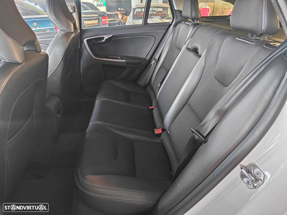 Volvo V60 2.4 D6 Momentum AWD Phev - 11