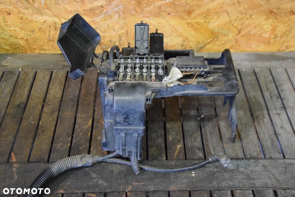 VW Polo IV 9N LIFT 05-09 Pokrywa akumulatora + Klema - 1