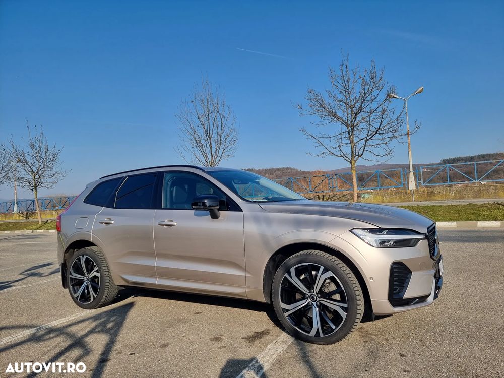 Volvo XC 60 B4 MHEV AT FWD Plus Dark - 2