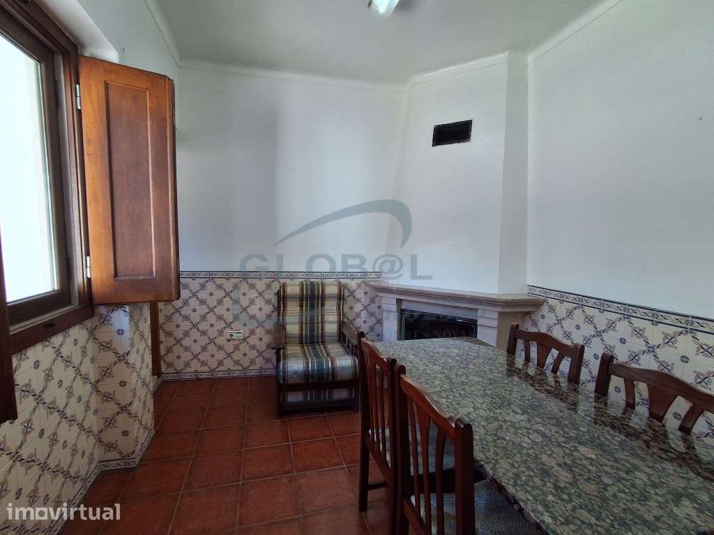 Moradia T3 no Centro de Vila Moreira - com logradouro, anexos e fre... - Grande imagem: 3/18