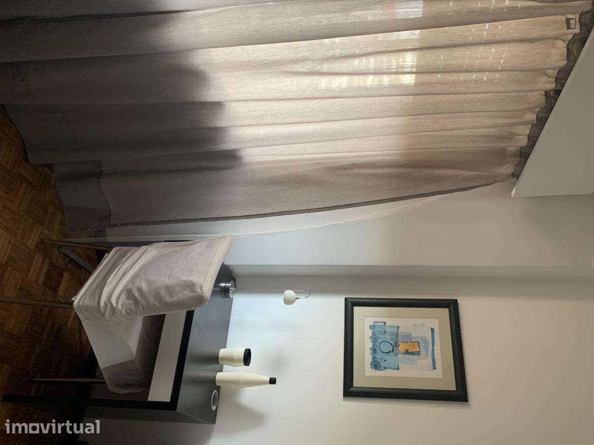 Quarto - localizado em Lordelo do Ouro Porto - Grande imagem: 2/24