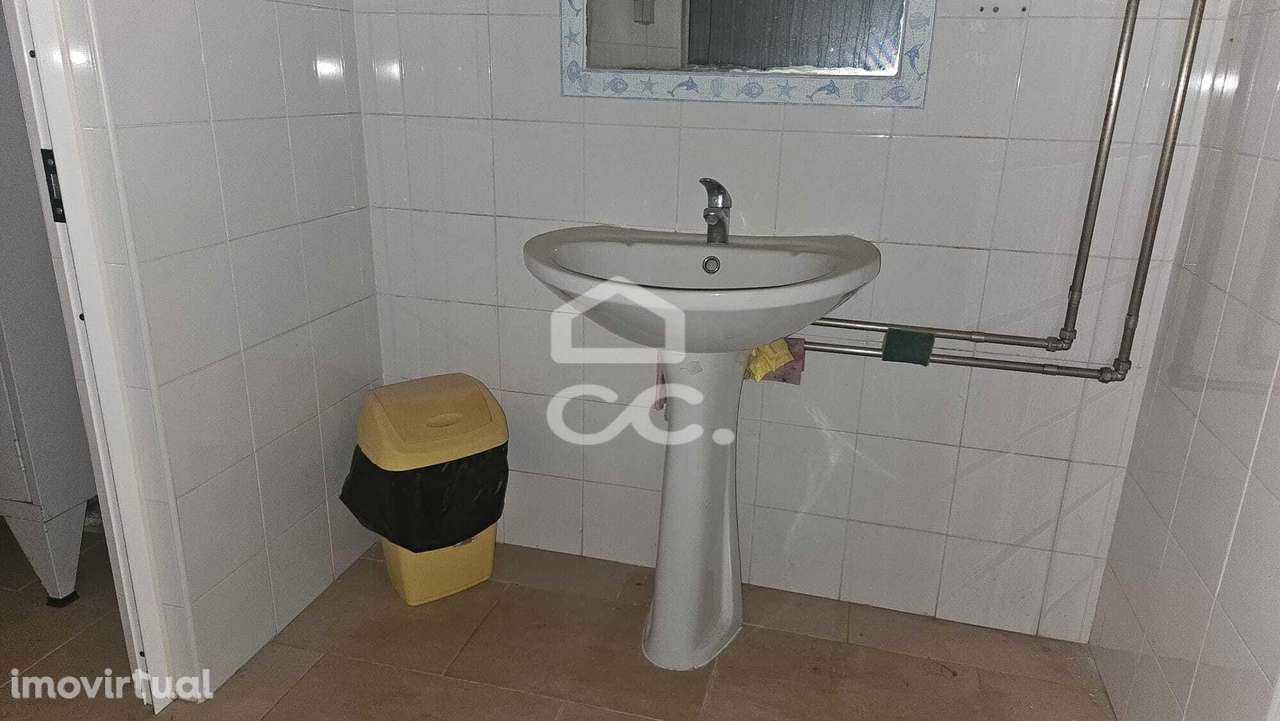 Armazém situado no parque industrial - Grande imagem: 4/12