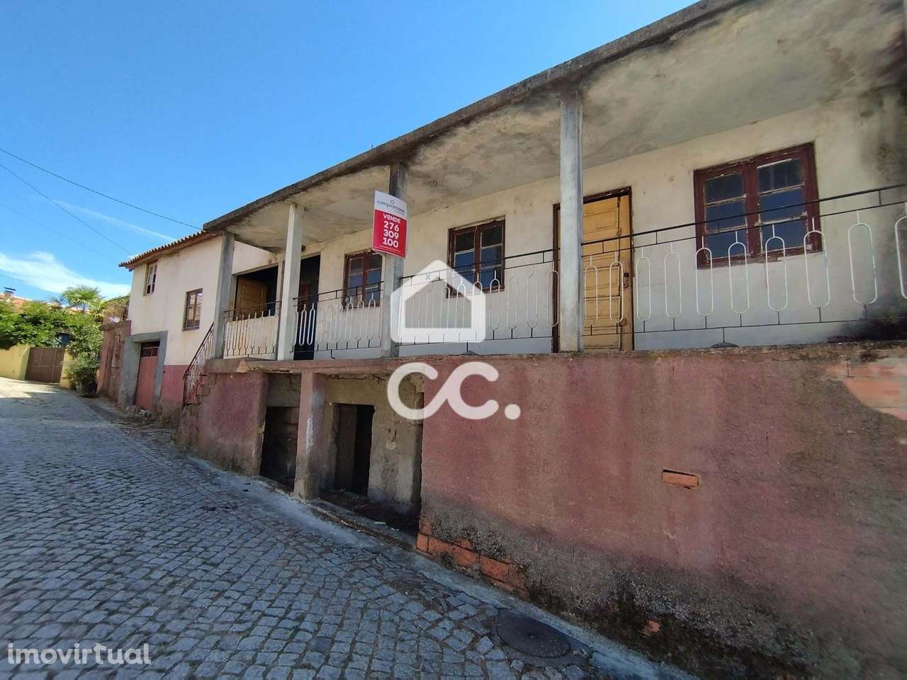 Moradia Para Restauro na Periferia da Cidade - Grande imagem: 2/28