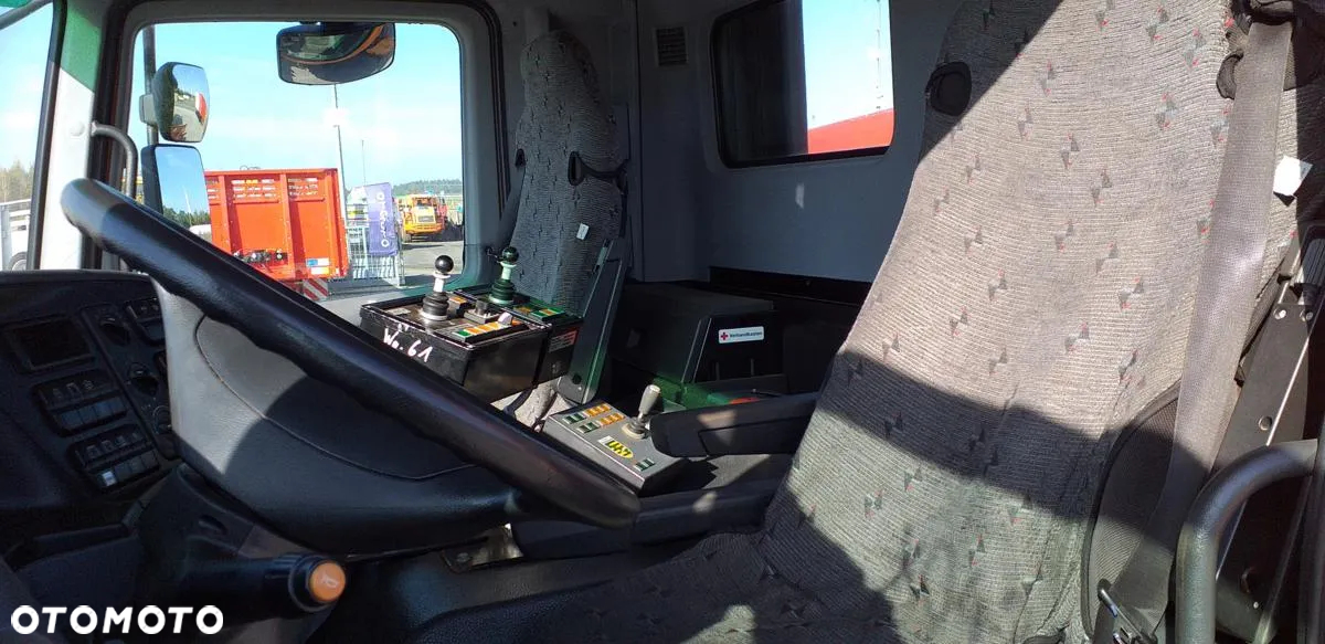 Mercedes-Benz SAMOCHÓD CIĘŻAROWY MERCEDES BENZ 1832 ACTROS - WYWROTKA Z PIASKARKO - SOLARKĄ I PŁUGAMI - 37