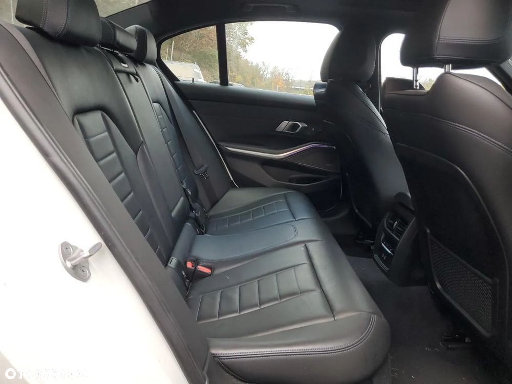 BMW Seria 3 330i xDrive - 10