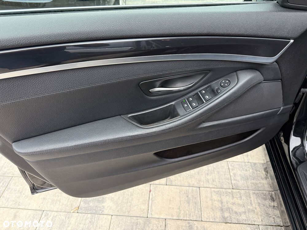 BMW Seria 5 525d xDrive - 24