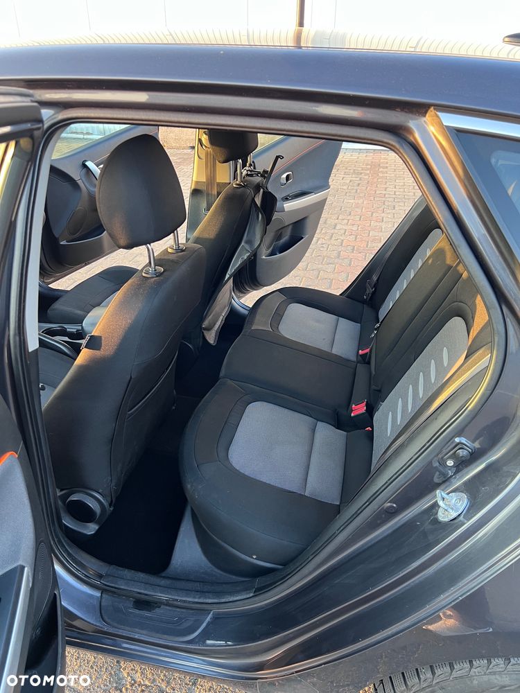 Kia Ceed - 11