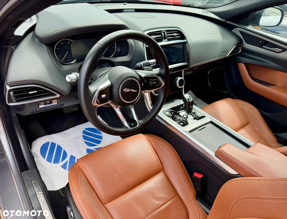 Jaguar XE P250 R-Dynamic SE - 12