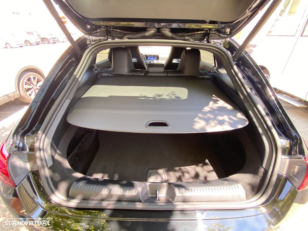 Mercedes-Benz CLA 250 e Shooting Brake AMG Line - 16