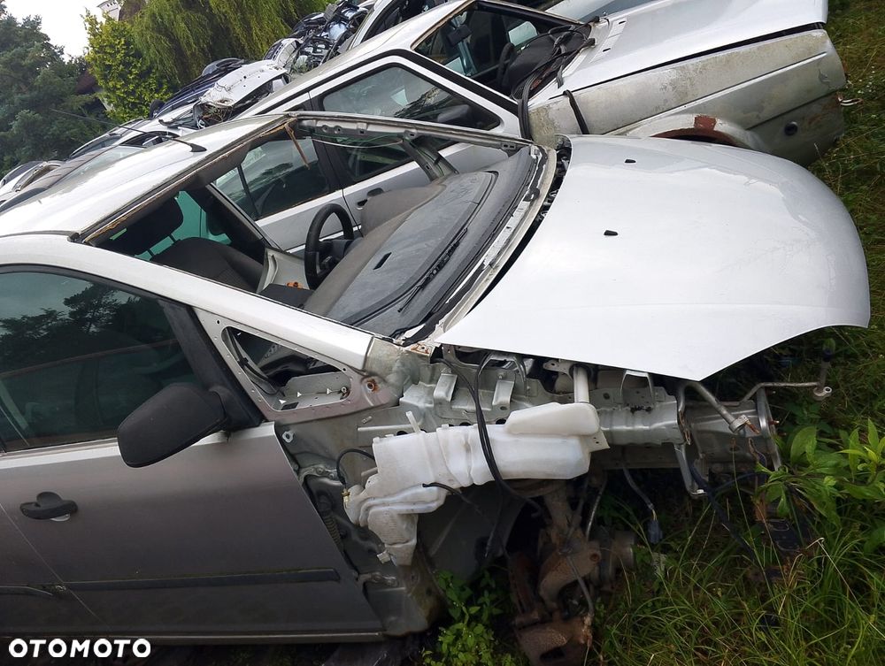 Ford Focus C-Max (03-06r.) 1.6D 119KM. Silnik DV6 Skrzynia MTX75 lakier O3 - Moondust Silver (Metallic). Cały na części GWARANCJA !!!!  Przód Tył Zestaw Komplet Drzwi Klapa Zderzak Błotnik Maska Grill Atrapa Szyba Pas Lampa Lusterko Boczki Fotel Kanapa Kokpit Deska Rozdzielcza Przełącznik Włącznik Sterownik Przewody Wiązka Instalacja Moduł Komputer Czujnik Listwa Pompa Alternator Wtryski Głowica Rozrusznik Kompresor Sprzęgło Dwumas Silnik Skrzynia ABS Klimatyzacji Paliwa Wspomagania Kolektor Turbina Przepustnica Zawór Chłodnica Koło Hak Belka Sanki Zawieszenie Mcpherson Półoś Amortyzator Wydech Tłumik Zacisk Most - 6