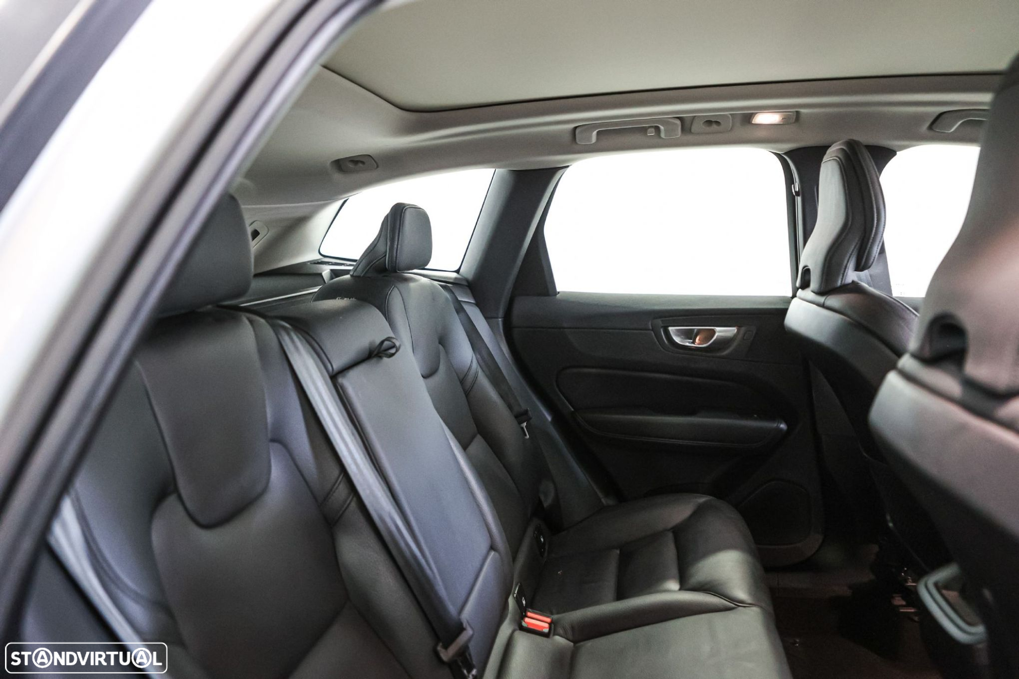Volvo XC 60 2.0 B4 Plus Dark - 12