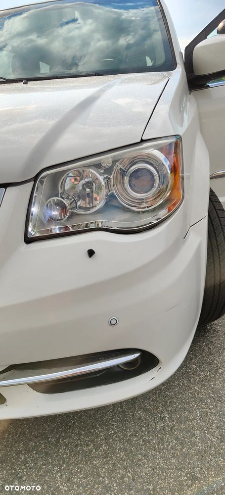 Chrysler Town & Country - 10