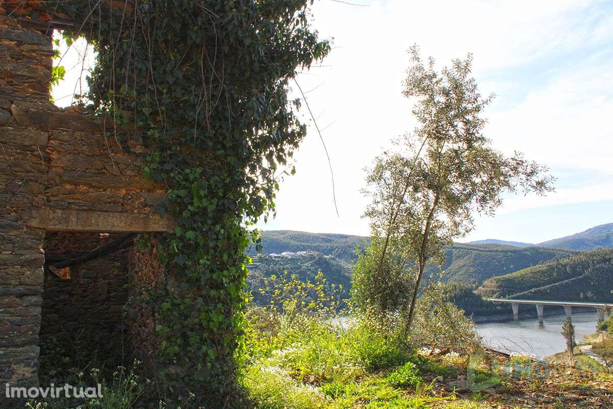 Terreno c/ ruínas - Grande imagem: 2/25