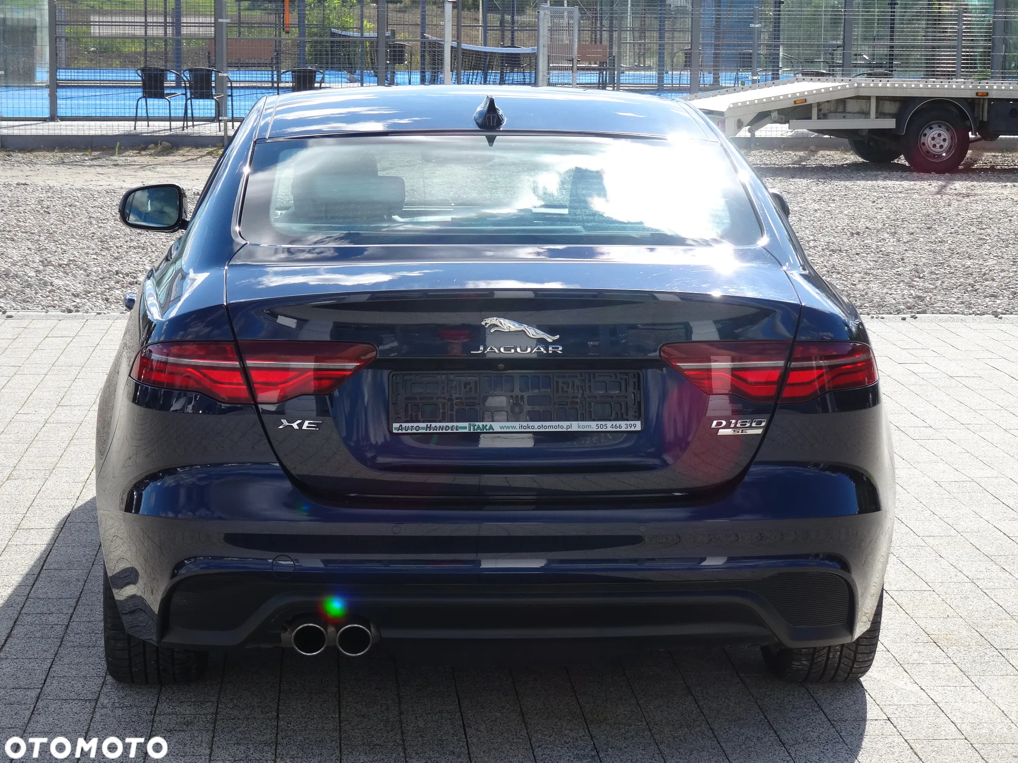 Jaguar XE 2.0 D180 R-Dynamic SE - 9