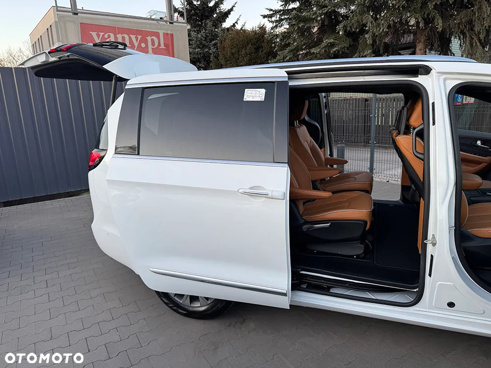 Chrysler Pacifica - 16